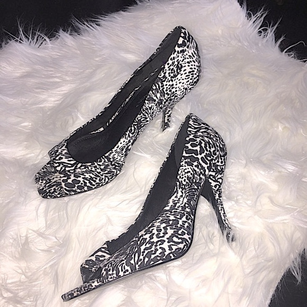 BCBG Floral Peep Toe Heels EUC
